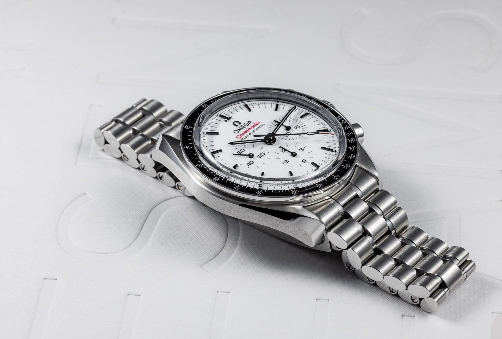 Omega Speedmaster Moonwatch vs Racing replica visual reference